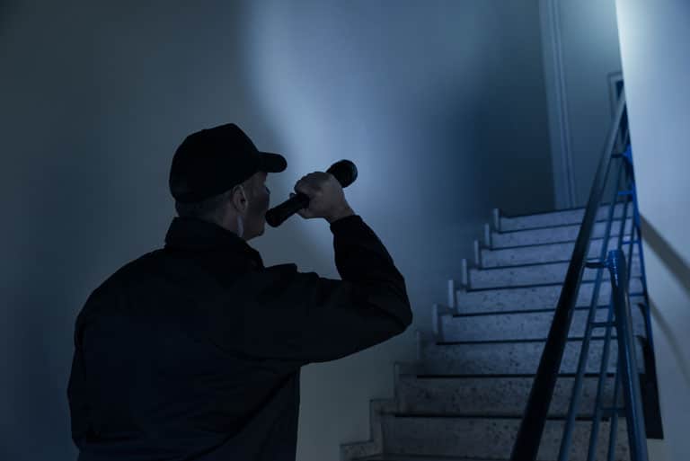 Security-Mitarbeiter mit Taschenlampe im Einsatz